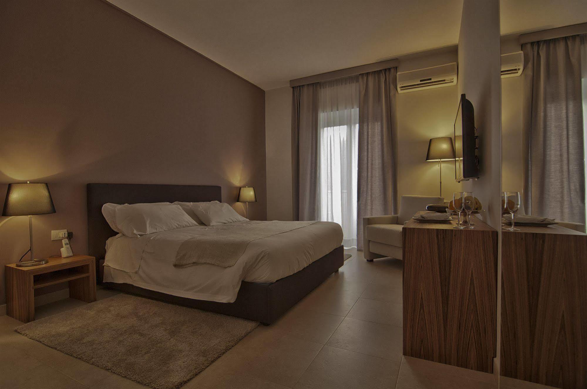 Garden Hotel Molfetta Buitenkant foto