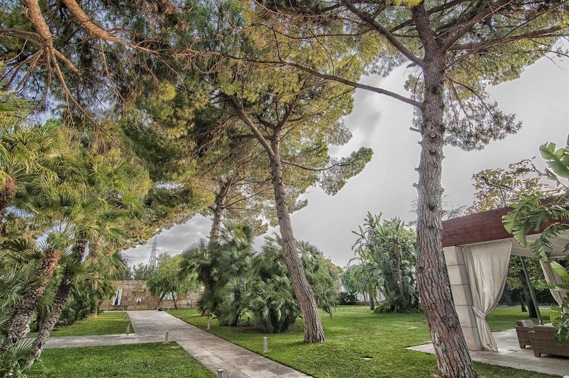Garden Hotel Molfetta Buitenkant foto
